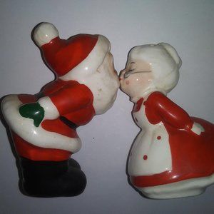 #4 Kissing Claus Salt and Pepper Shakers Set